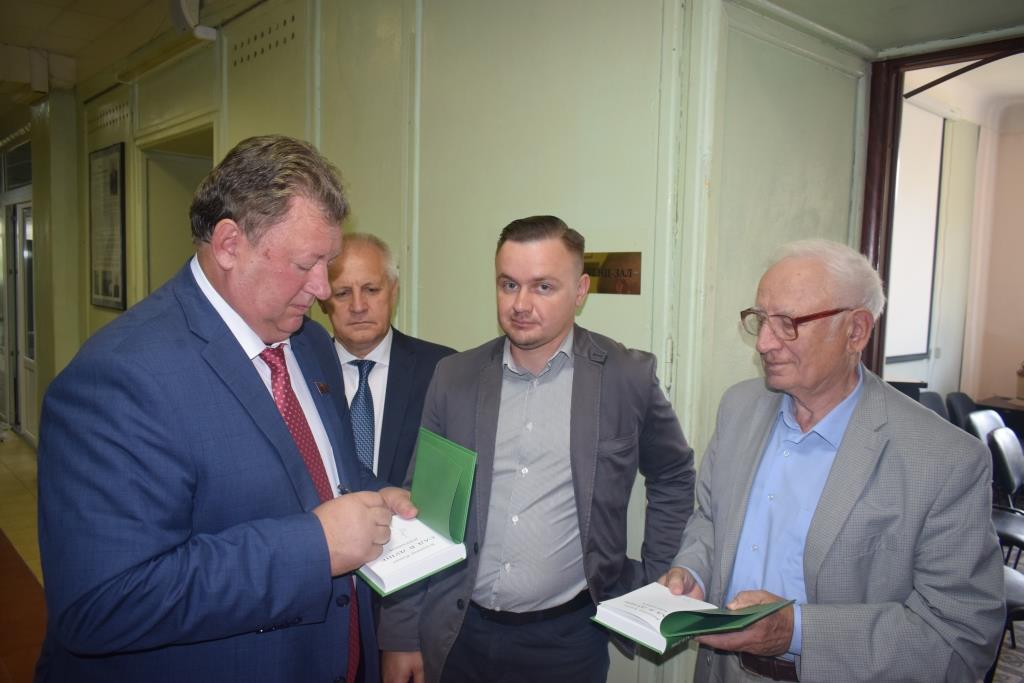1 сентября Владимир Кашин поздравил учеников и учителей Дубровицкой средней школы г.о. Подольск с Днём знаний