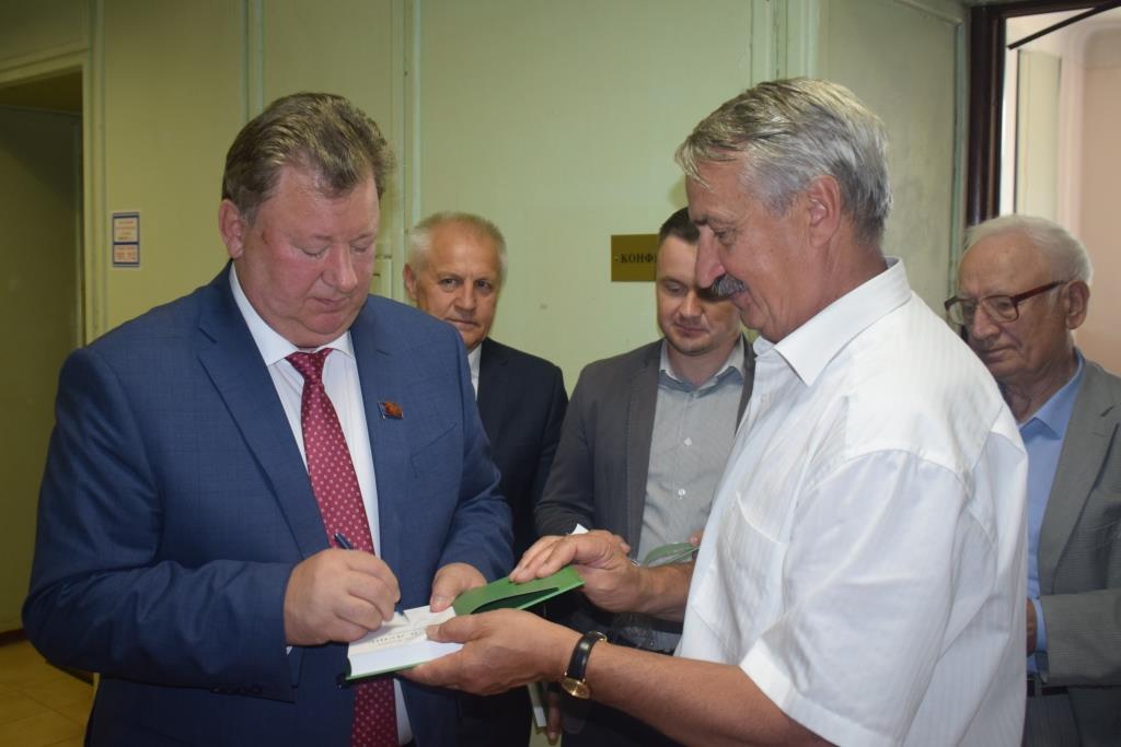 1 сентября Владимир Кашин поздравил учеников и учителей Дубровицкой средней школы г.о. Подольск с Днём знаний