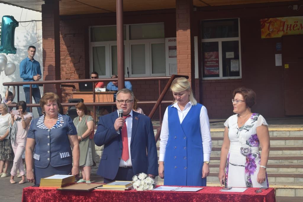 В День знаний Александр Наумов принял участие в торжественной линейке в школе №15 городского округа Подольск