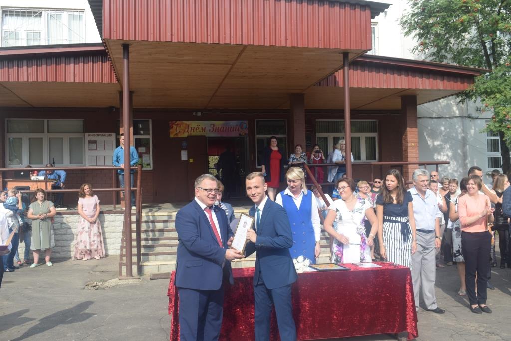 В День знаний Александр Наумов принял участие в торжественной линейке в школе №15 городского округа Подольск