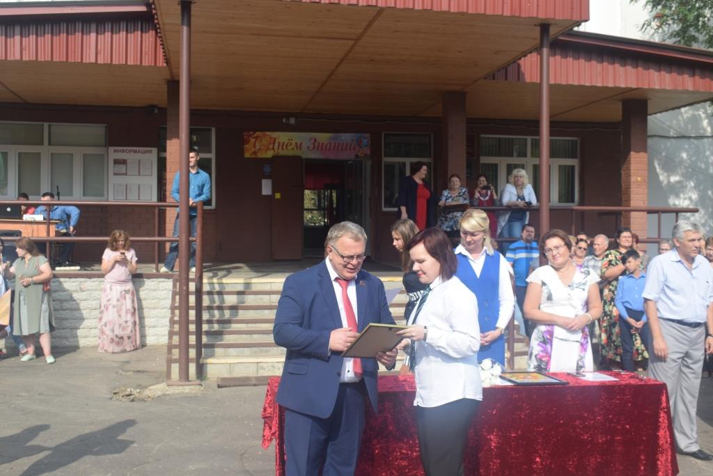 В День знаний Александр Наумов принял участие в торжественной линейке в школе №15 городского округа Подольск