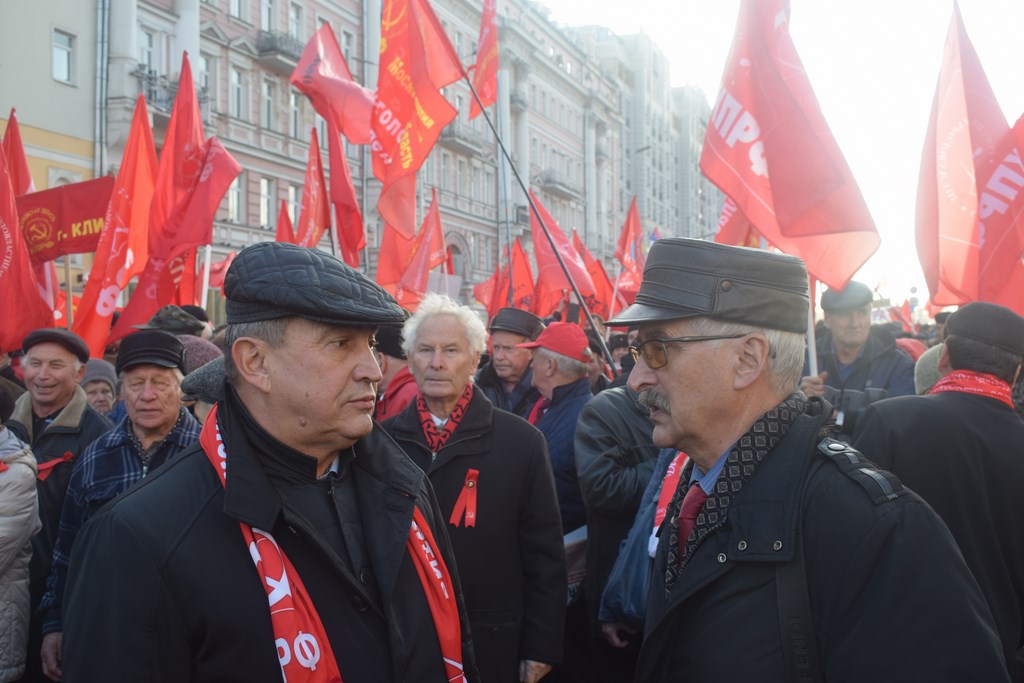 Да здравствует Великий Октябрь и новые победы во имя социализма!