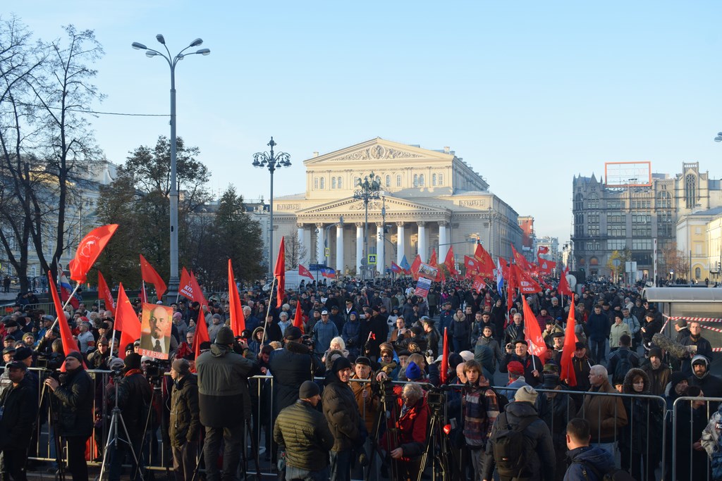 Да здравствует Великий Октябрь и новые победы во имя социализма!