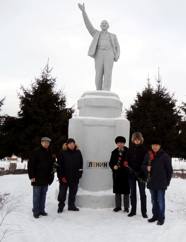 Коломна. Красные гвоздики и розы к памятникам В.И. Ленину