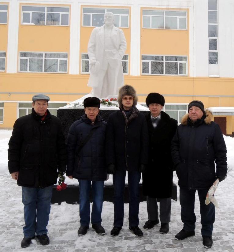 Коломна. Красные гвоздики и розы к памятникам В.И. Ленину
