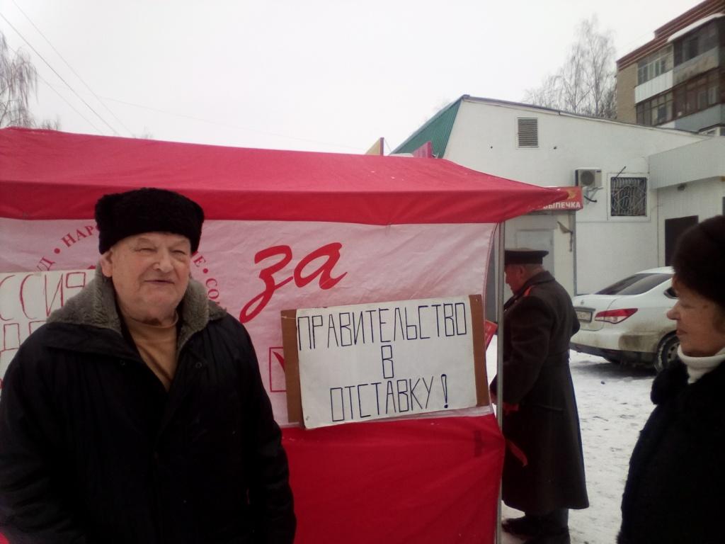 Правдинские коммунисты отметили 101-ю годовщину Советской Армии традиционным пикетом и возложением цветов к памятнику Ленину