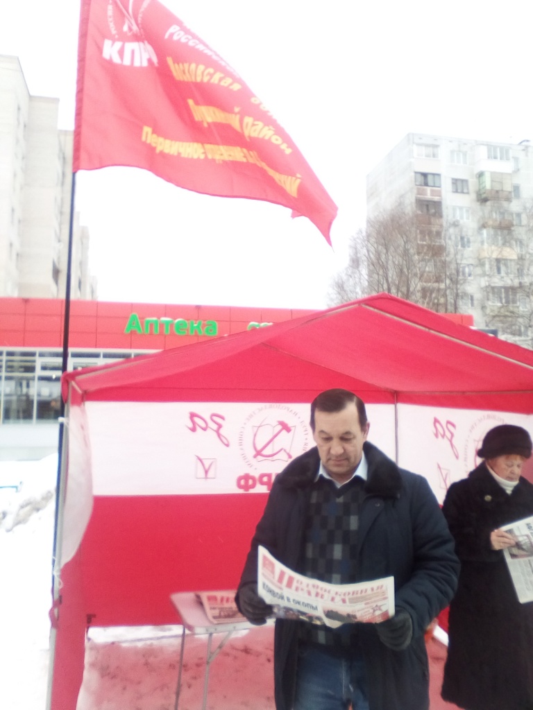 Правдинские коммунисты отметили 101-ю годовщину Советской Армии традиционным пикетом и возложением цветов к памятнику Ленину