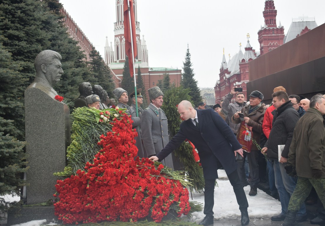 Склоняем головы перед величием подвига И.В. Сталина!