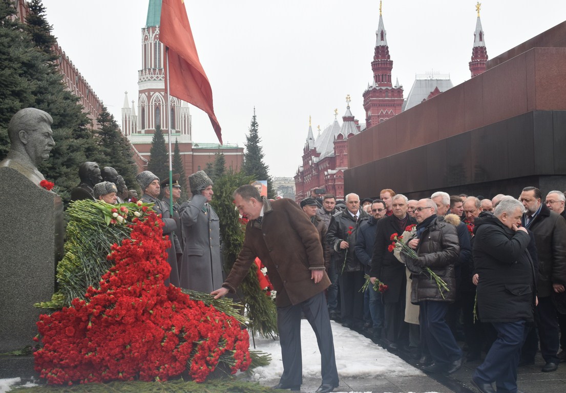 Склоняем головы перед величием подвига И.В. Сталина!