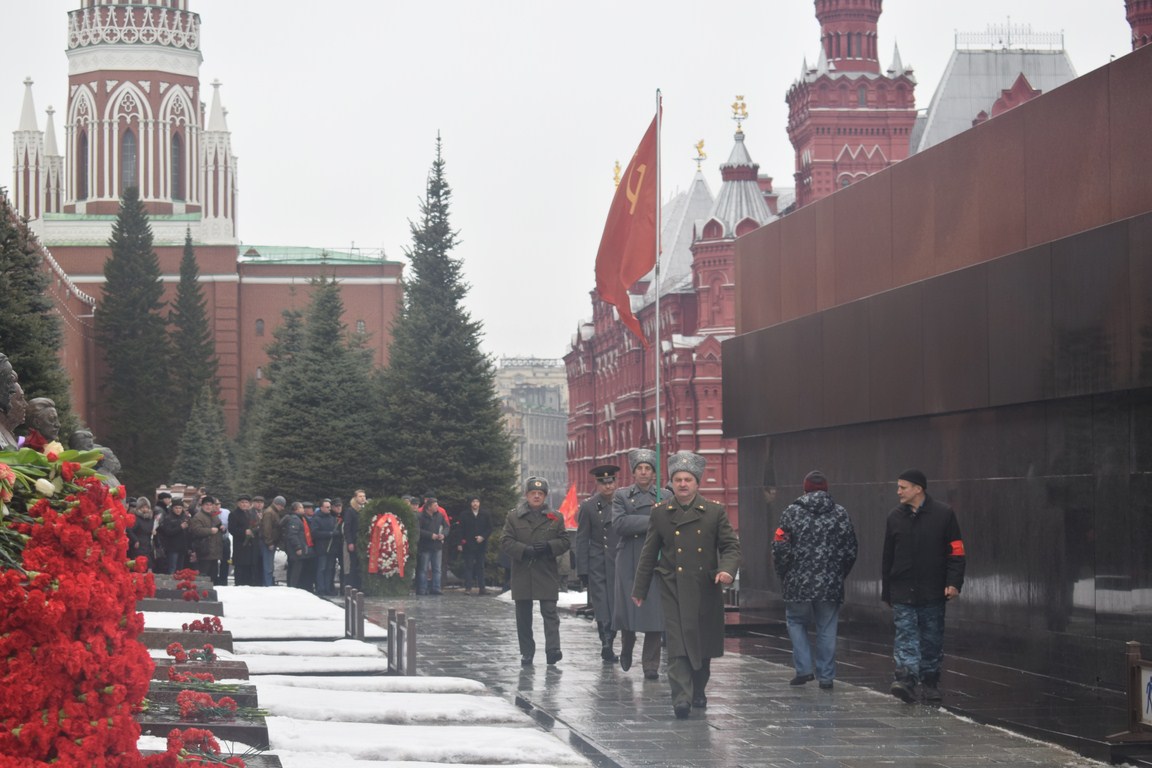 Склоняем головы перед величием подвига И.В. Сталина!