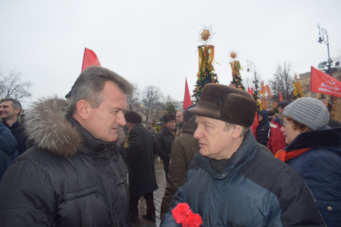 Склоняем головы перед величием подвига И.В. Сталина!