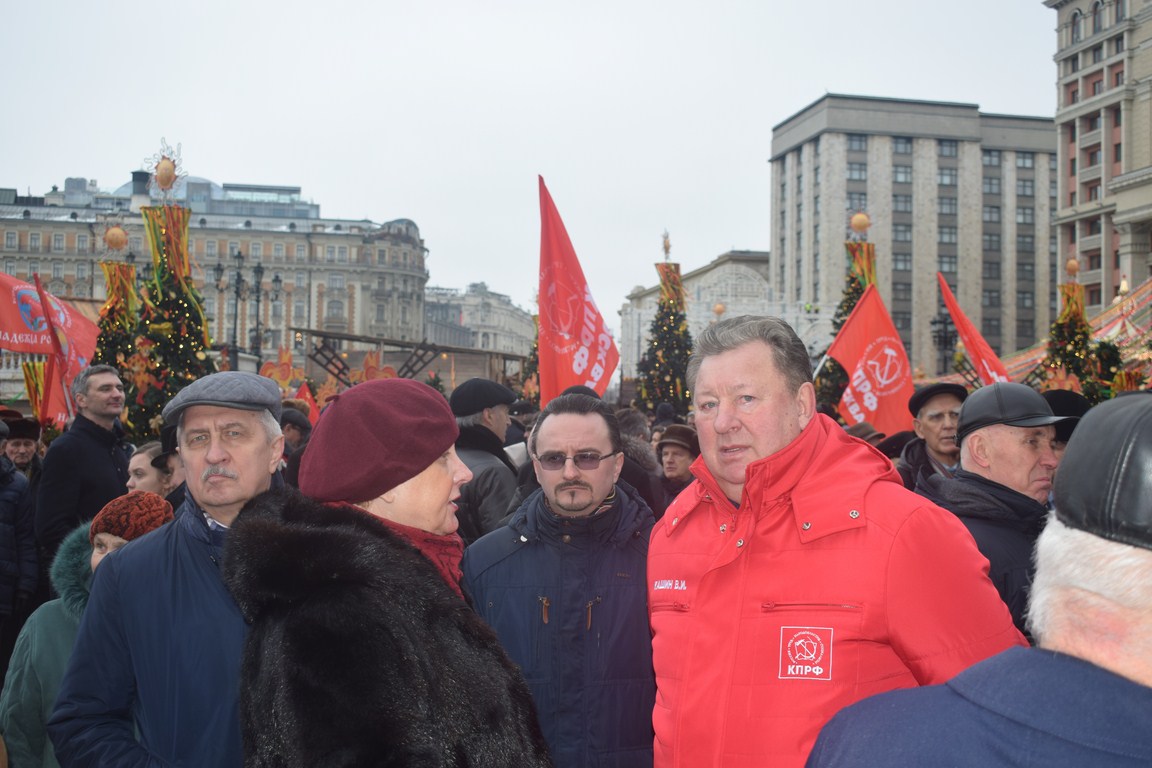Склоняем головы перед величием подвига И.В. Сталина!