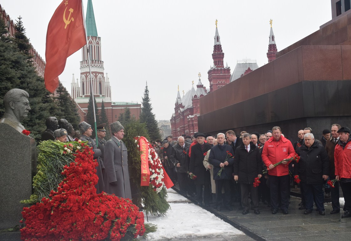 Склоняем головы перед величием подвига И.В. Сталина!
