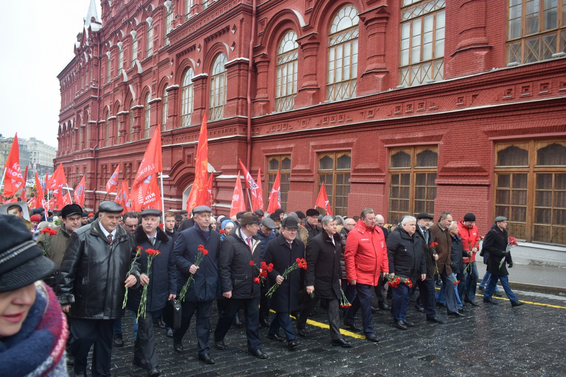 Склоняем головы перед величием подвига И.В. Сталина!