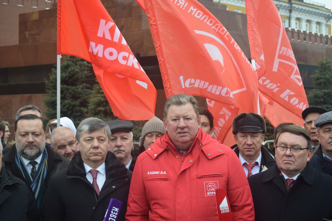 Склоняем головы перед величием подвига И.В. Сталина!