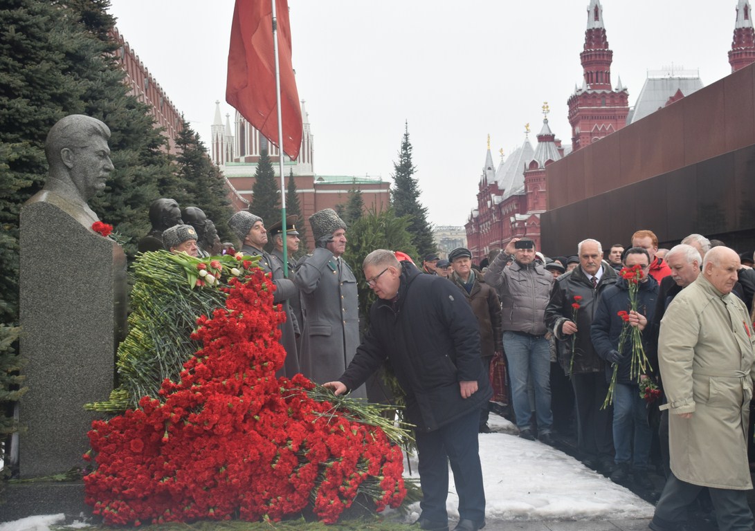 Склоняем головы перед величием подвига И.В. Сталина!