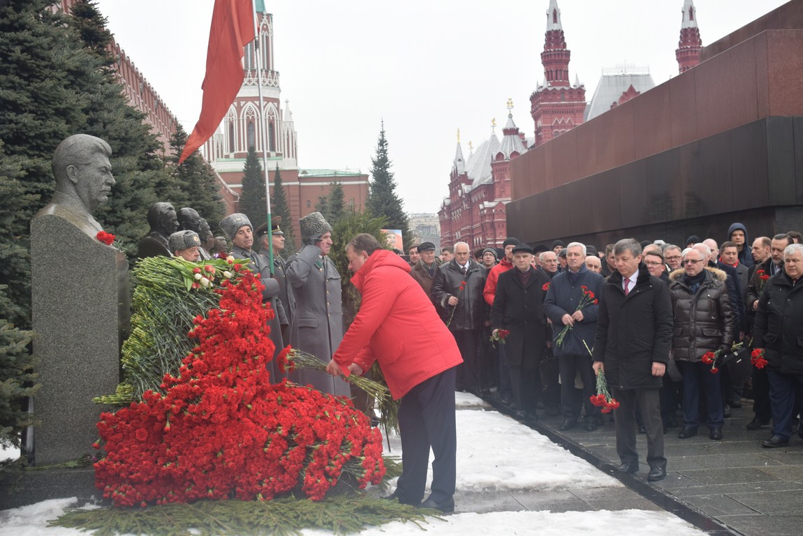 Склоняем головы перед величием подвига И.В. Сталина!