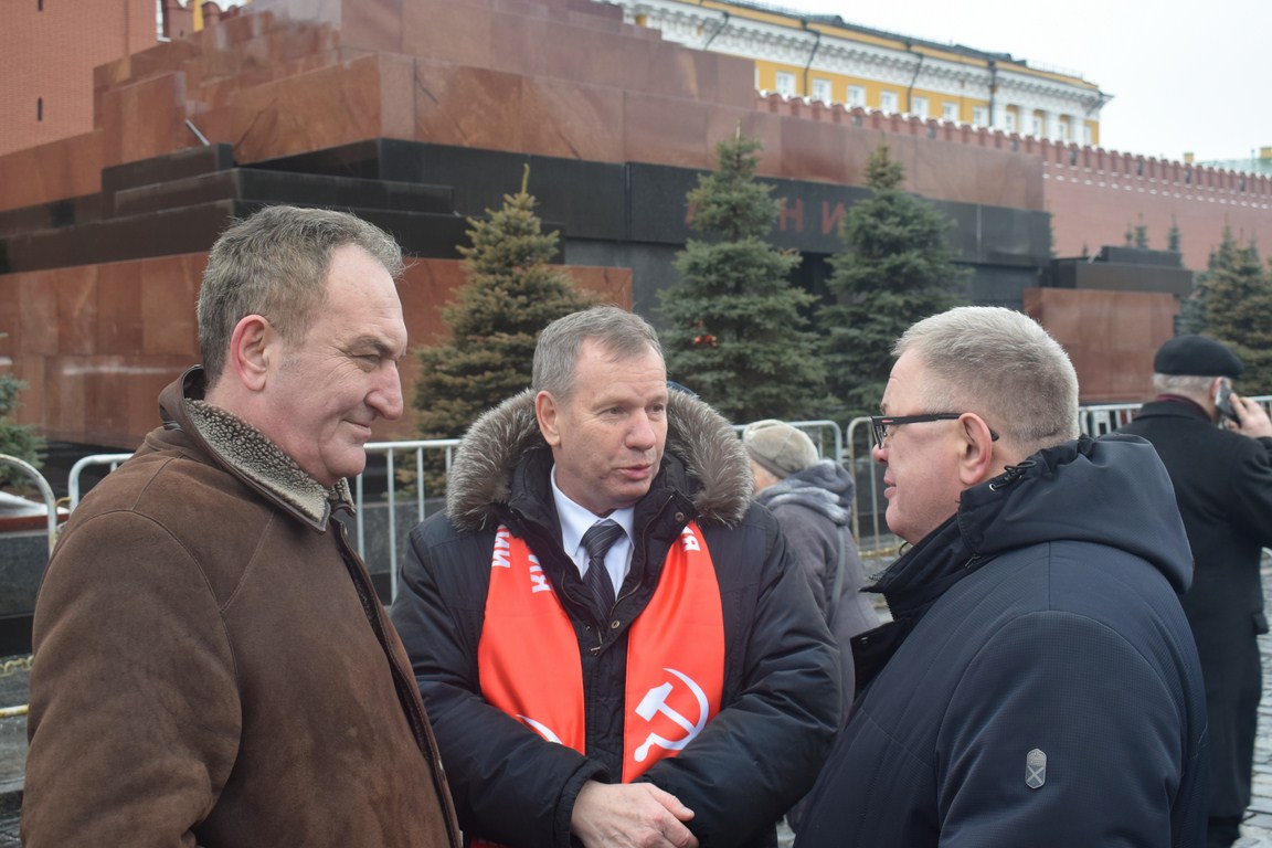 Склоняем головы перед величием подвига И.В. Сталина!