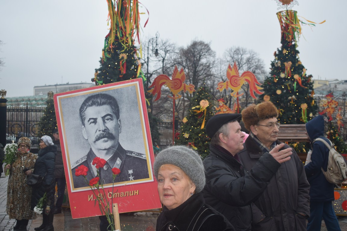 Склоняем головы перед величием подвига И.В. Сталина!