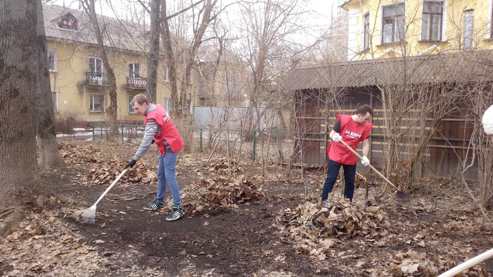 Коммунисты Королёва провели субботник в историческом квартале города