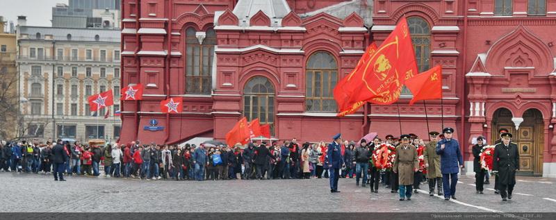 «Время первых». Коммунисты возложили цветы к могилам советских покорителей космоса у Кремлевской стены