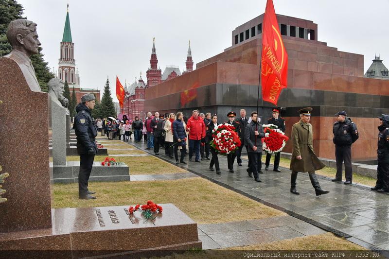 «Время первых». Коммунисты возложили цветы к могилам советских покорителей космоса у Кремлевской стены
