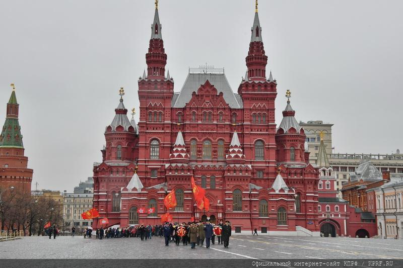 «Время первых». Коммунисты возложили цветы к могилам советских покорителей космоса у Кремлевской стены