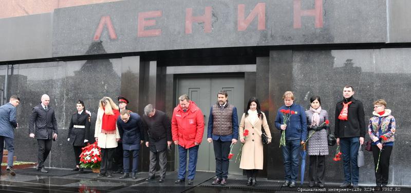 «Время первых». Коммунисты возложили цветы к могилам советских покорителей космоса у Кремлевской стены