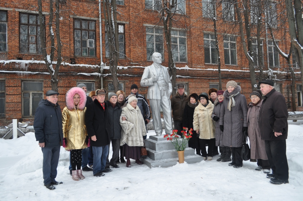 Памятники В.И. Ленину на территории Серпуховского завода «Металлист»