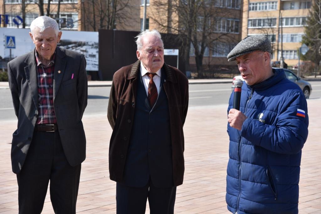 Лотошинские коммунисты возложили цветы к памятнику Ленина