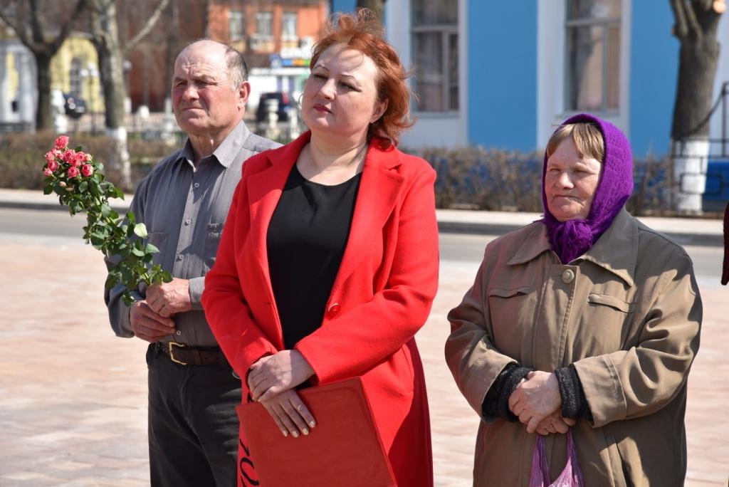 Лотошинские коммунисты возложили цветы к памятнику Ленина