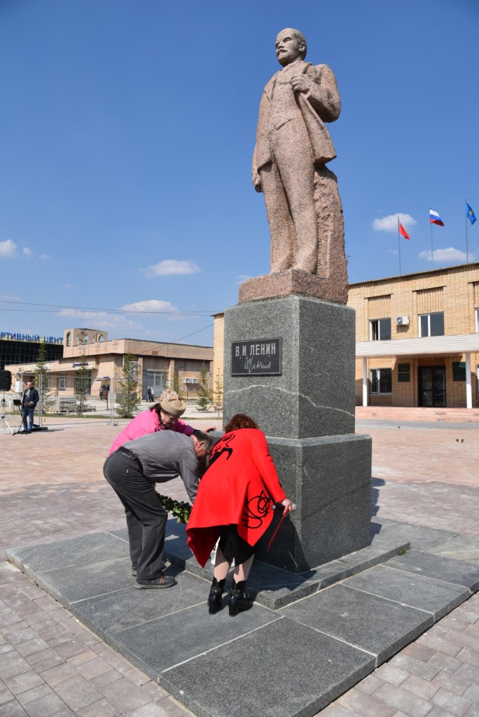 Лотошинские коммунисты возложили цветы к памятнику Ленина