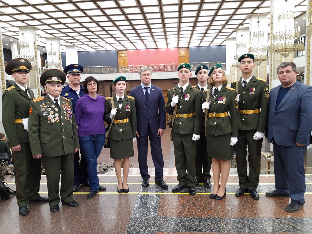 Алексей Русских наградил участников Областного слета часовых Постов Памяти «Пост№1»