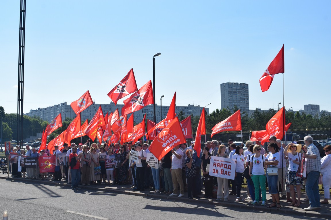 У Мособлсуда прошла акция в поддержку Павла Грудинина и против рейдерского захвата Совхоза имени Ленина