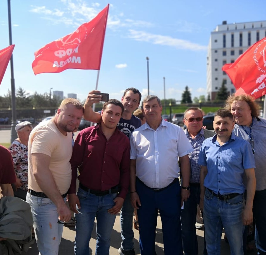 Клинский ГК КПРФ принял участие в акции у здания Московского областного суда