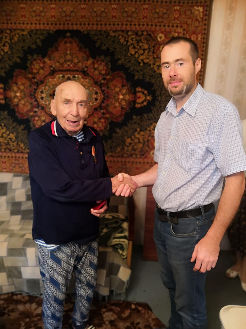 Клинские коммунисты наградили ветерана войны