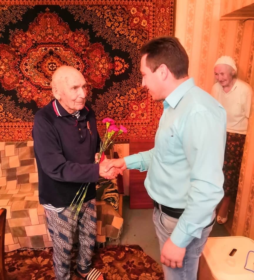 Клинские коммунисты наградили ветерана войны