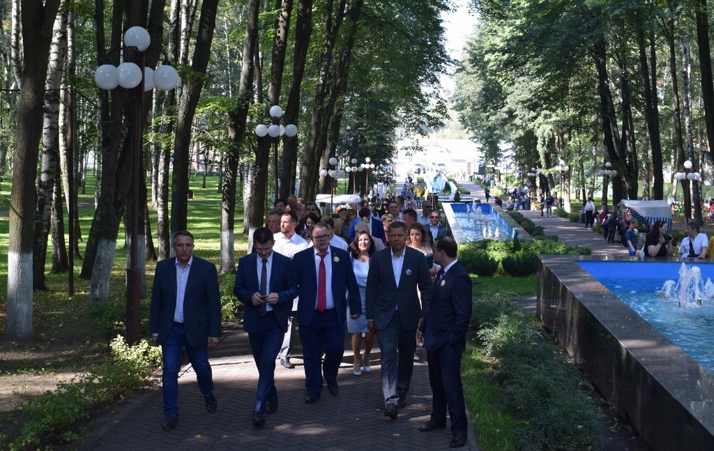Депутаты фракции КПРФ Мособлдумы Александр Наумов и Дмитрий Кононенко поздравили жителей Дмитрова с 865-летием города