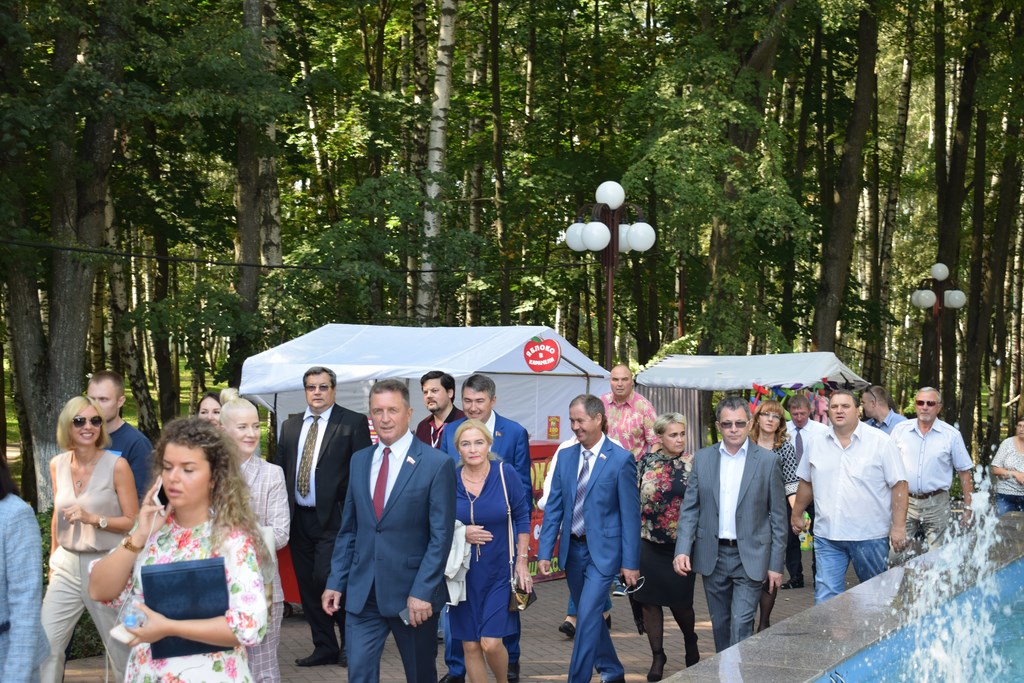 Депутаты фракции КПРФ Мособлдумы Александр Наумов и Дмитрий Кононенко поздравили жителей Дмитрова с 865-летием города