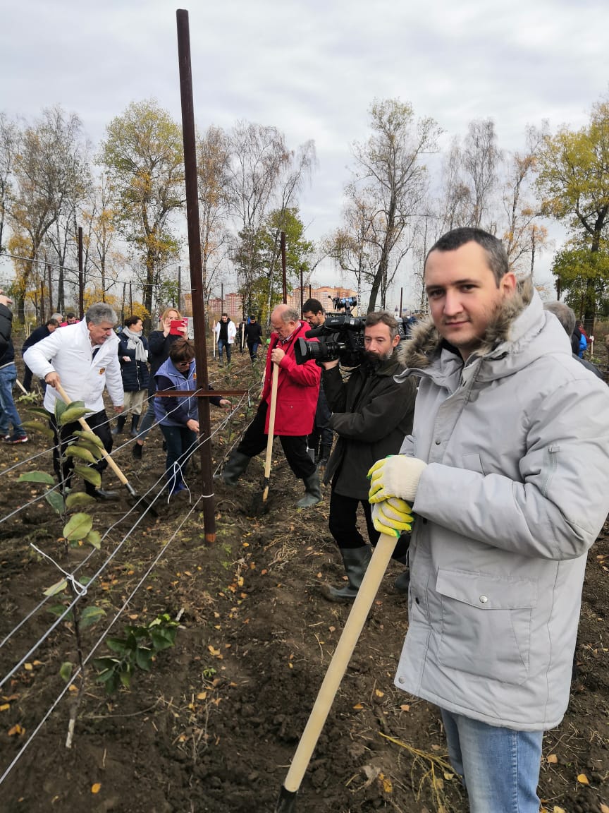 Клинские коммунисты приняли участие в акции «Сад Победы»