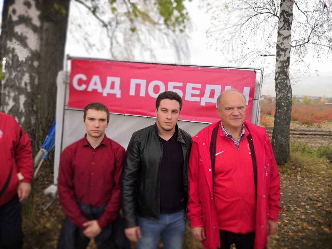 Клинские коммунисты приняли участие в акции «Сад Победы»