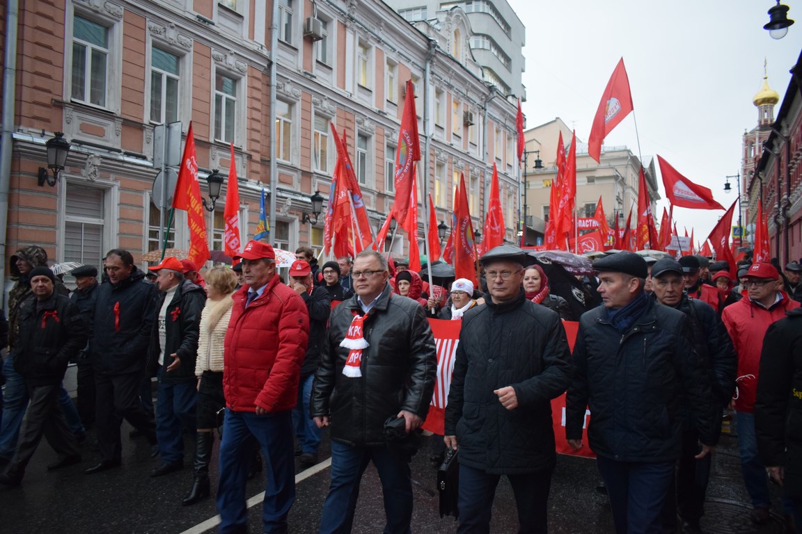 Знамени Великого Октября 1917 года – Слава!