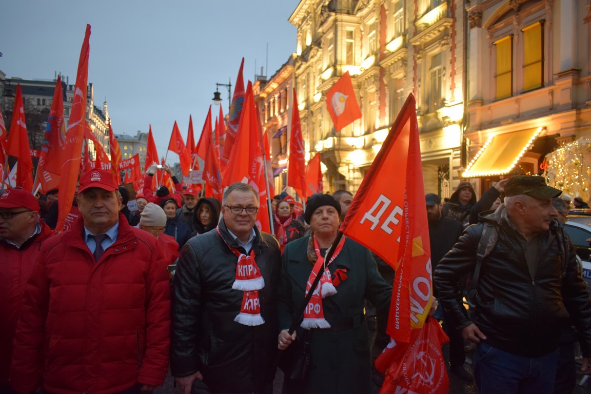 Знамени Великого Октября 1917 года – Слава!