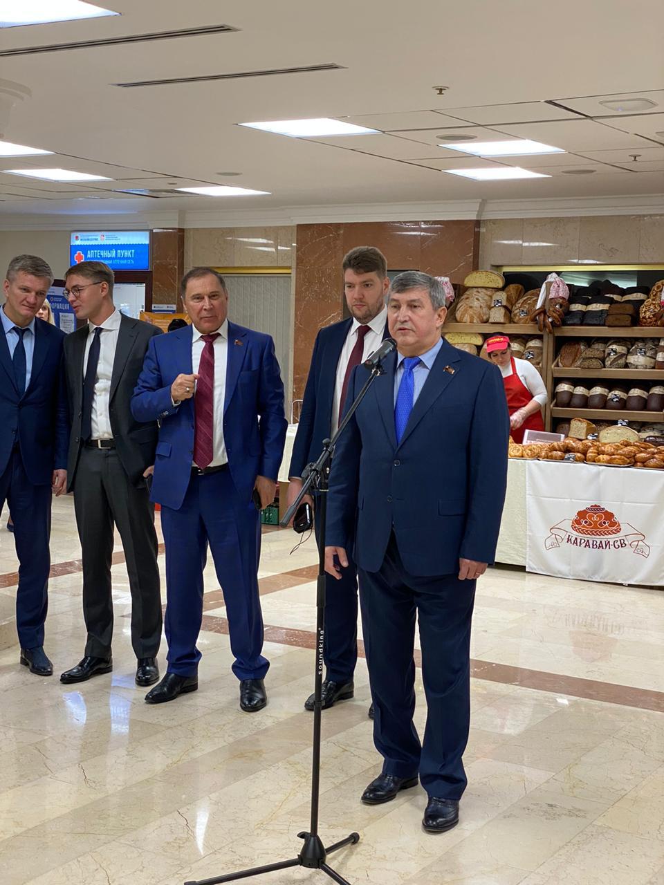 Константин Черемисов открыл выставку в Мособлдуме