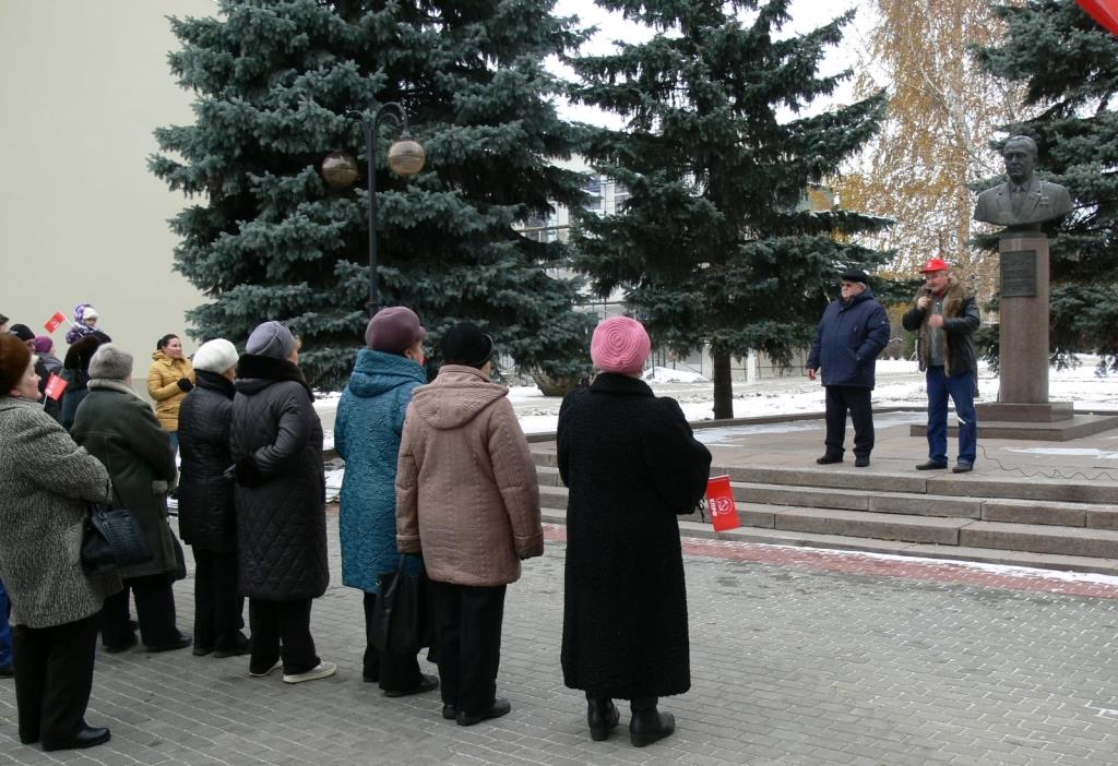 Кто ж его посадит? Он же памятник!