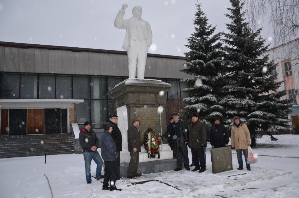Коммунисты Ногинского ГК КПРФ возложили цветы к памятнику В.И. Ленина