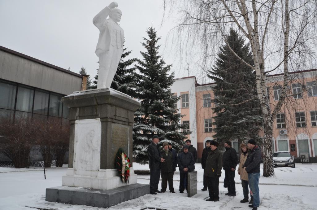 Коммунисты Ногинского ГК КПРФ возложили цветы к памятнику В.И. Ленина