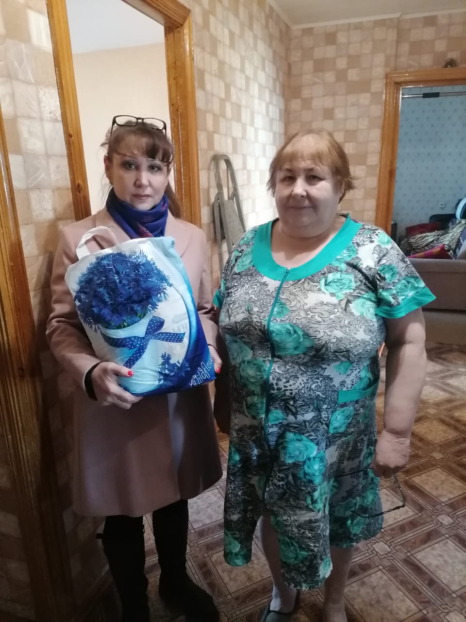 Клинские коммунисты начали раздавать пенсионерам продовольственные наборы