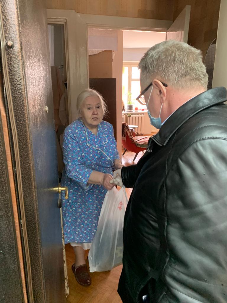 Депутат-коммунист Александр Наумов в г.о. Домодедово передал продукты поколению «Детей войны»