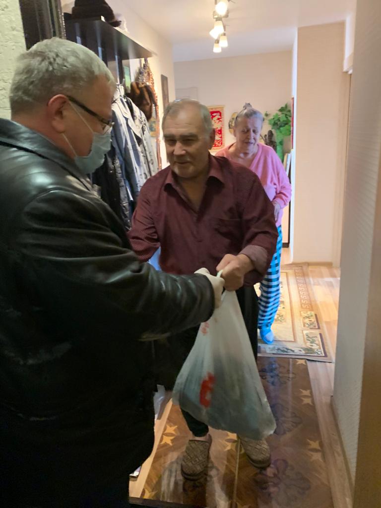 Депутат-коммунист Александр Наумов в г.о. Домодедово передал продукты поколению «Детей войны»